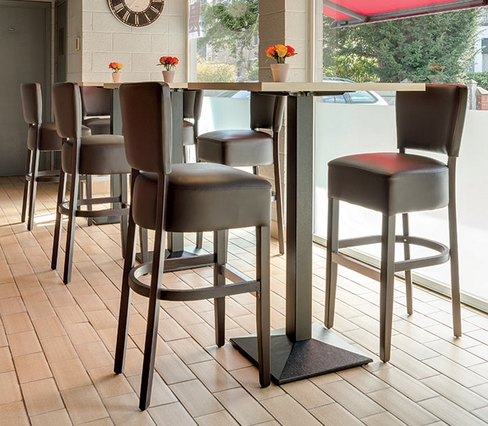 Tabourets de bar en métal alignés le long d’un comptoir de restaurant